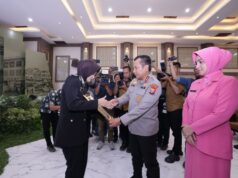 Kapolda Jatim Beri Penghargaan Briptu Tiara Berupa Pin Emas Atas Pendidikan yang Diraihnya di Turki