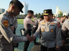 Dinilai Berprestasi Kapolda Jatim Beri Penghargaan Kepada 151 Personel