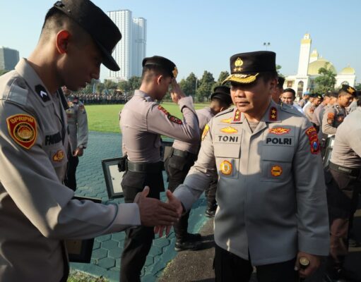 Dinilai Berprestasi Kapolda Jatim Beri Penghargaan Kepada 151 Personel