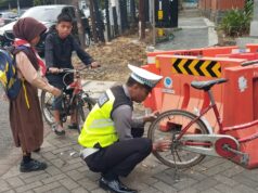 Tertangkap Kamera Warganet, Aksi Mulia Polisi di Kota Malang Bantu Perbaiki Sepeda Milik Pelajar Ini Tuai Pujian