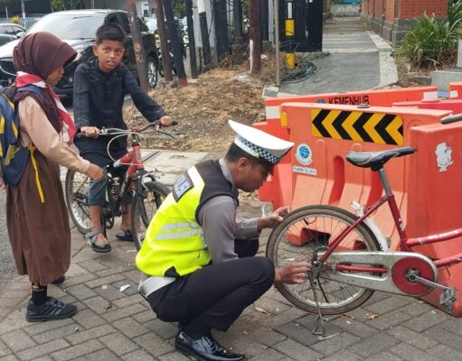 Tertangkap Kamera Warganet, Aksi Mulia Polisi di Kota Malang Bantu Perbaiki Sepeda Milik Pelajar Ini Tuai Pujian