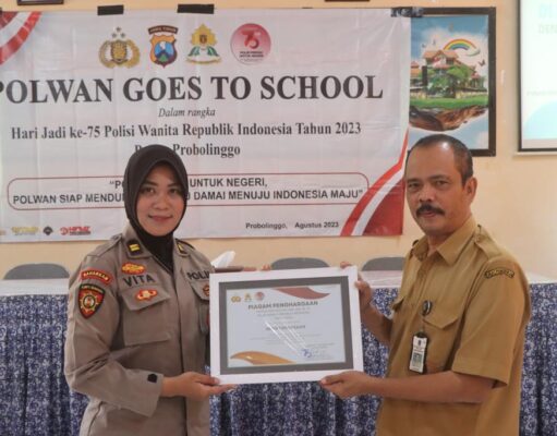 Tangkal Berita Hoax, ‘Srikandi Hebat’ Polres Probolinggo Datangi Sekolah di Probolinggo