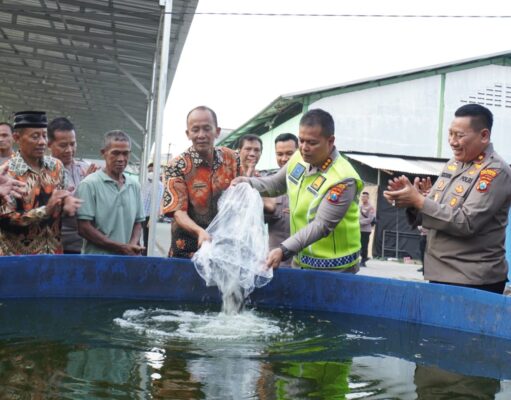 Dukung Ketahanan Pangan, Kapolresta Sidoarjo Tebar 5.000 Benih Ikan Lele