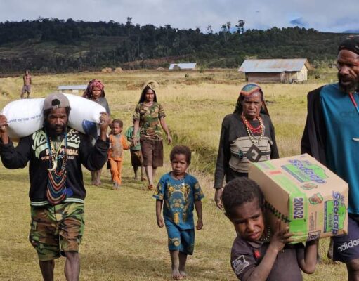 Kapolri Salurkan 264,7 Ton Beras dan 1.500 Sembako untuk Warga Papua yang Terdampak Kekeringan