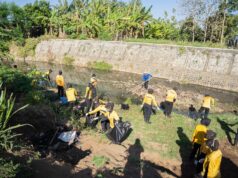 Polisi Peduli Lingkungan Polwan Polres Ponorogo Bersihkan Sungai
