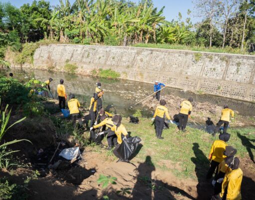 Polisi Peduli Lingkungan Polwan Polres Ponorogo Bersihkan Sungai