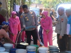 Polres Bondowoso Salurkan Bantuan Sembako dan Air Bersih Untuk Warga Tegalampel