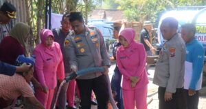 Polres Bondowoso Salurkan Bantuan Sembako dan Air Bersih Untuk Warga Tegalampel