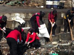 Peduli Lingkungan, Polwan Polres Gresik Bersihkan Sampah di Pantai Pekelingan