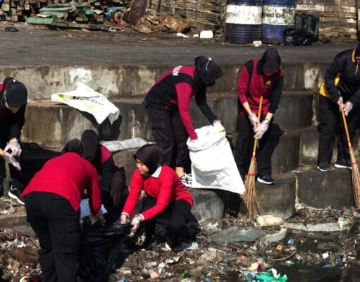Peduli Lingkungan, Polwan Polres Gresik Bersihkan Sampah di Pantai Pekelingan