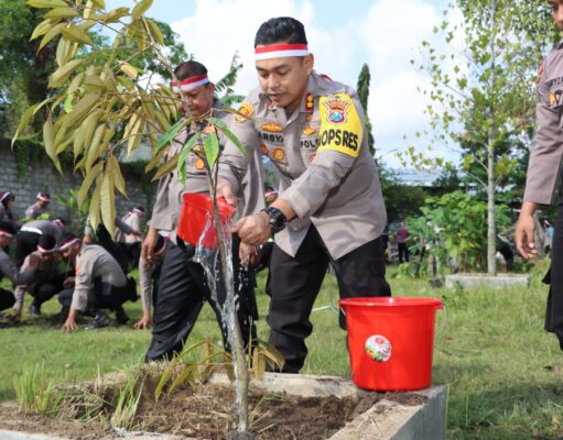 Polri Lestarikan Negeri, Polres Tulungagung Tanam Pohon Buah – buahan Secara Serentak