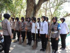 Jelang HUT Polwan Ke 75 Srikandi Polres Kendal Gelar Baksos Religi Lingkungan Sekitar Makam Pangeran Juminah