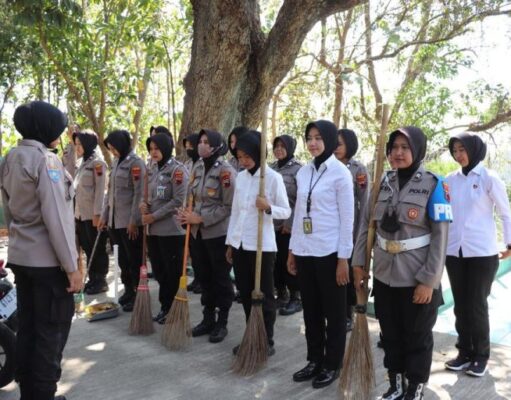 Jelang HUT Polwan Ke 75 Srikandi Polres Kendal Gelar Baksos Religi Lingkungan Sekitar Makam Pangeran Juminah