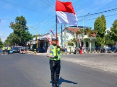 Hormat Bendera Merah Putih, Seluruh Pengendara di Bondowoso Berhenti Saat Detik – Detik Proklamasi