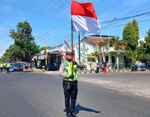 Hormat Bendera Merah Putih, Seluruh Pengendara di Bondowoso Berhenti Saat Detik – Detik Proklamasi