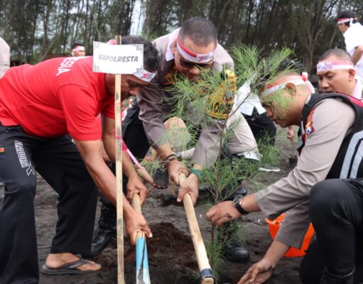 Polri Lestarikan Negeri, Polresta Banyuwangi Tanam 1.531 Bibit Pohon Serentak di HUT RI ke – 78