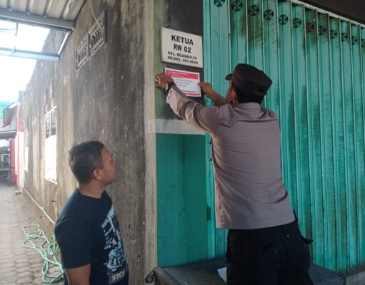 Maksimalkan Layanan, Polres Kediri Kota Pasang Stiker Indentitas Polisi RW