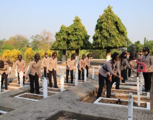 Polwan Polres Pekalongan Gelar Tabur Bunga Di Taman Makam Pahlawan Bhakti Wiratama