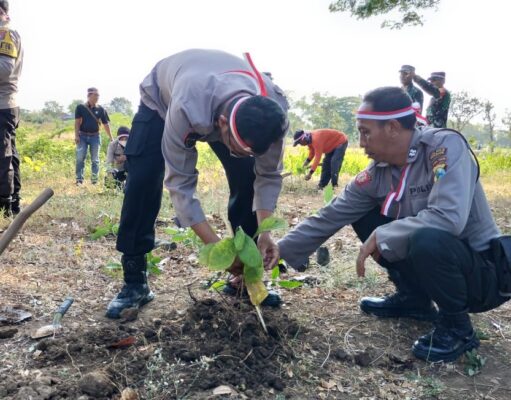 Polres Nganjuk Tanam Ribuan Berbagai Jenis Pohon Wujudkan Polri Lestarikan Negeri