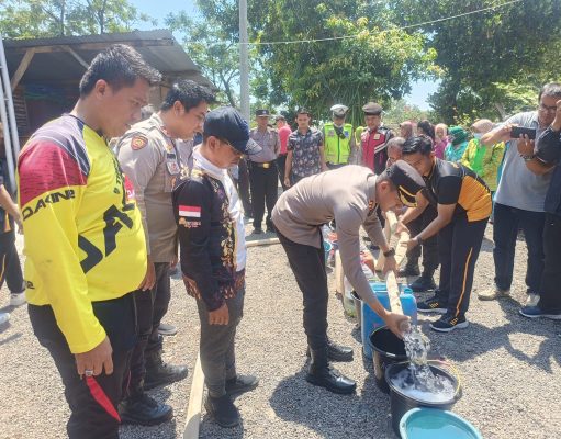 Tangani Dampak Elnino Polisi Beri Bantuan Puluhan Ribu Liter Air Bersih Untuk Warga Pasuruan