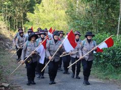 Kibarkan Merah Putih di Puncak Gunung Limo Polwan Polres Pacitan Peringati Hari Jadi ke-75