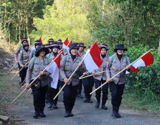 Kibarkan Merah Putih di Puncak Gunung Limo Polwan Polres Pacitan Peringati Hari Jadi ke-75