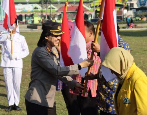 Kapolres Magelang Kota Bagikan Bendera Merah Putih Tahun 2023