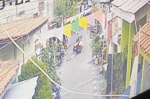 Aksi Jambret Spesialis Perkampungan Terekam CCTV, Korban Terjatuh