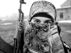 Polisi Usut 6 Santriwati Pegang Senjata Laras Panjang