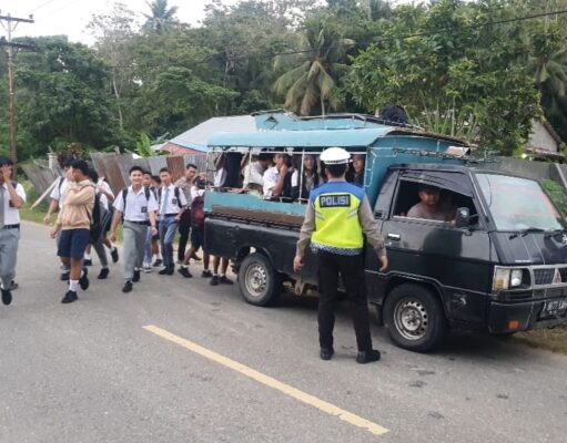 5 unit Mobil Pick up Pengangkut Anak Sekolah Diatas Kap dihentikan Sat Lantas Polres Nisel