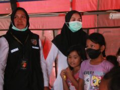 Polwan Polres Metro Jakut Dikerahkan Berikan Trauma Healing Korban Kebakaran Kapuk Muara