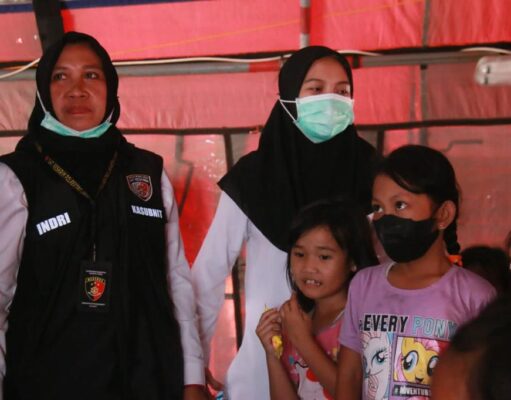 Polwan Polres Metro Jakut Dikerahkan Berikan Trauma Healing Korban Kebakaran Kapuk Muara