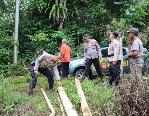 Polres Tanggamus Tanggamus Tinjau Area Masuknya Kawanan Gajah Liar di Perkebunan Warga Semaka