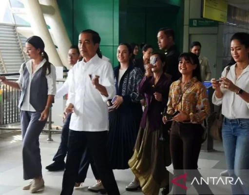 Jokowi Bareng “Influencer” Jajal Kereta LRT Lintas Bekasi