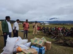 Kapolri Salurkan 264,7 Ton Beras dan 1.500 Sembako untuk Warga Papua yang Kekeringan