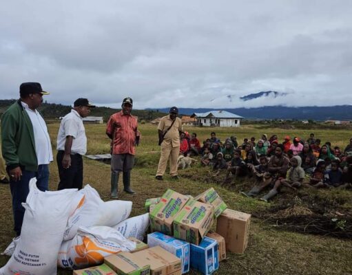 Kapolri Salurkan 264,7 Ton Beras dan 1.500 Sembako untuk Warga Papua yang Kekeringan