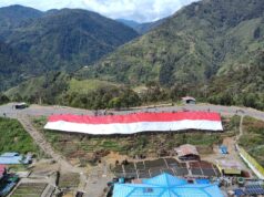 Semangat Nasionalisme NKRI, Papua Tengah Bentangkan Merah Putih Raksasa