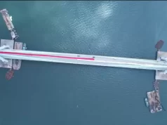 Polri Bentangkan Merah Putih Raksasa di Jembatan Pulau Balang Kaltim