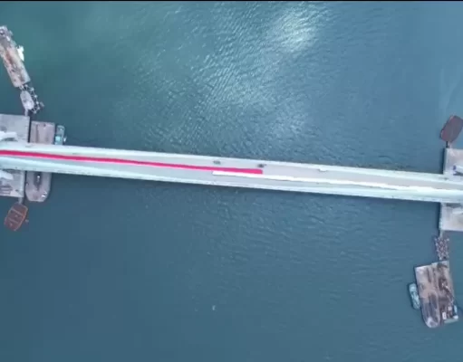 Polri Bentangkan Merah Putih Raksasa di Jembatan Pulau Balang Kaltim