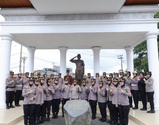 Peringati Hari Jadi Ke-75, Polwan RI Gelar Napak Tilas Monumen dan Syukuran di Bukittinggi