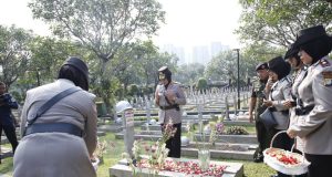 Jelang Hari Jadi Ke-75, Polwan Gelar Ziarah di Taman Makam Pahlawan