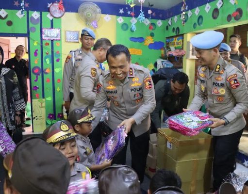 Kadiv Propam Salurkan Bantuan Kapolri ke TK Bumi Damai Indonesia untuk Peningkatan Pendidikan