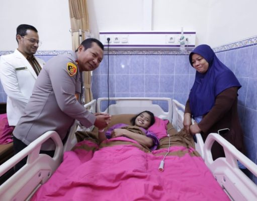 Jelang Operasi, Kapolda Jatim Beri Semangat Cyntya Gadis Viral Penjual Peyek di Surabaya