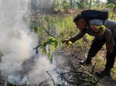 Langkah Cepat Anggota Polres Grobogan Melakukan Pemadaman Api Agar Tak Seperti Kejadian Bromo