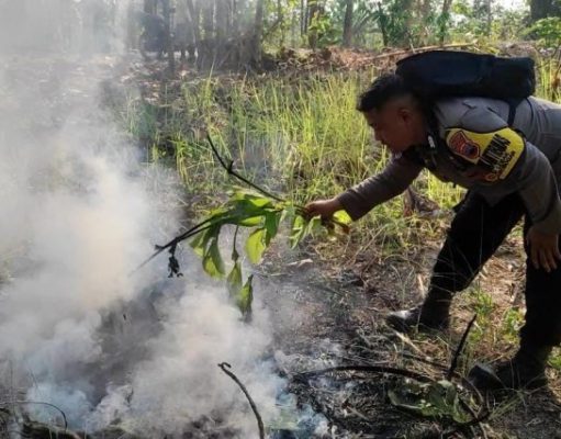 Langkah Cepat Anggota Polres Grobogan Melakukan Pemadaman Api Agar Tak Seperti Kejadian Bromo