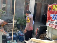 Anggota Polres Grobogan Manfaatkan Mobil Patroli Untuk Bansos Air Bersih