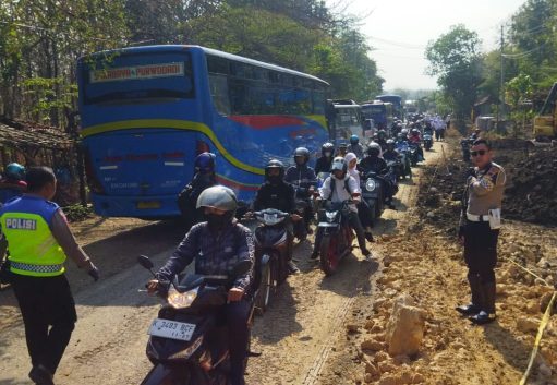 Akibat Para Supir Bus Ngeblong, Arus Lalu Lintas Jalur Purwodadi – Blora Macet