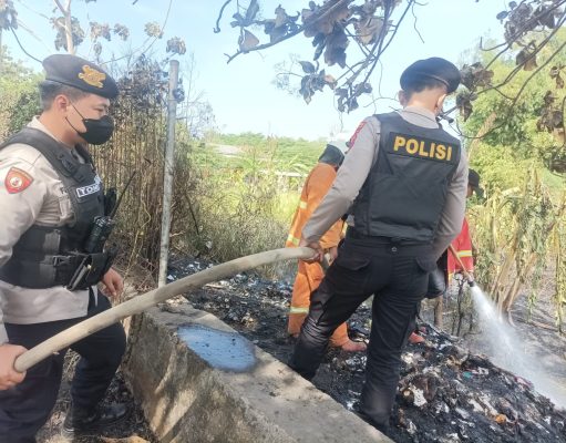 Quick Respon Sat Samapta Polresta Mojokerto Bantu Padamkan Lahan Yang Terbakar