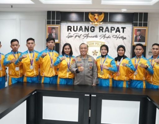 As SDM Hadiahi Anggota Atlet Karate Pembinaan Karier