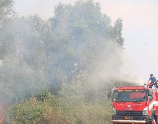 Gerak Cepat Prajurit Lanud BNY Padamkan Kebakaran Lahan
